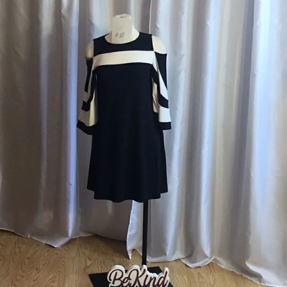 Pull on style dress with off shoulder sleeves in S